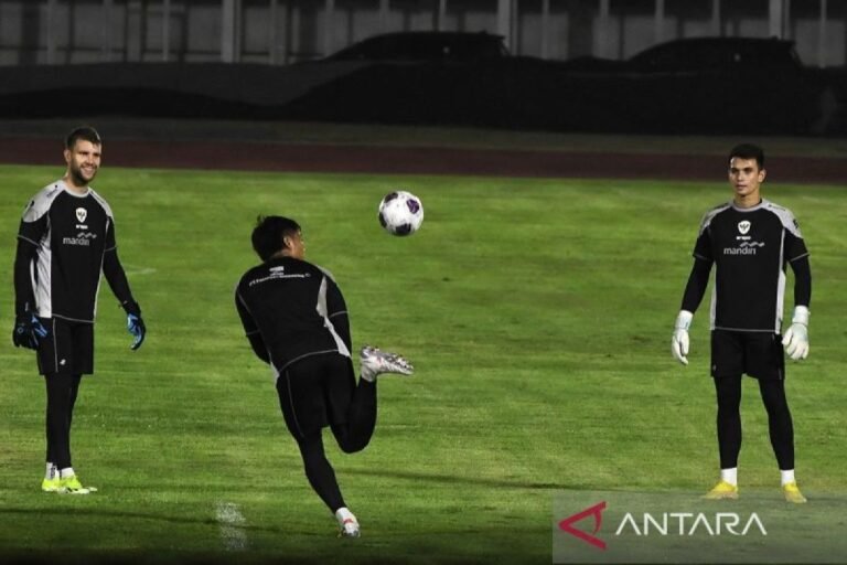 Dewa United Resmi Lepas Sjoerd Woudenberg ke Timnas Indonesia" bisa diubah menjadi:

"Dewa United Siapkan Sjoerd Woudenberg Mengabdi untuk Timnas Indonesia