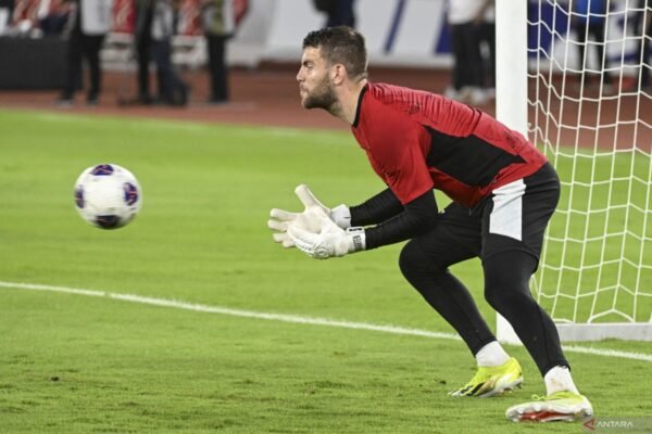 Berikut adalah beberapa alternatif judul untuk "Hati-hati dengan Senjata Bola Mati Timnas Bahrain":

1. "Waspada Terhadap Ancaman Bola Mati Timnas Bahrain"
2. "Keberadaan Senjata Mematikan: Setpiece Timnas Bahrain"
3. "Bahaya Tersembunyi: Strategi Bola Mati Timnas Bahrain"
4. "Jangan Sepelekan: Kekuatan Setpiece Timnas Bahrain"
5. "Ancaman Setpiece: Strategi Jitu Timnas Bahrain"
6. "Bola Mati Timnas Bahrain: Kunci Kemenangan yang Patut Diwaspadai"
7. "Strategi Bola Mati yang Bisa Mengubah Permainan: Bahaya Timnas Bahrain"
8. "Seni Setpiece: Pelajaran dari Timnas Bahrain"
9. "Hati-hati! Senjata Rahasia Bola Mati Timnas Bahrain"
10. "Mengantisipasi Ancaman Bola Mati dari Timnas Bahrain"

Semoga alternatif tersebut bermanfaat!