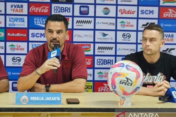 Berikut adalah beberapa alternatif judul untuk "Doni Tri dapat dimainkan saat Persija Jakarta jamu Semen Padang":

1. "Doni Tri Siap Turun Saat Persija Jakarta Hadapi Semen Padang"
2. "Persija Jakarta Dapat Perkuat Tim dengan Doni Tri Melawan Semen Padang"
3. "Kesiapan Doni Tri: Persija Jakarta vs Semen Padang"
4. "Doni Tri Dipastikan Main Saat Persija Jamu Semen Padang"
5. "Persija Jakarta Akan Diperkuat Doni Tri Saat Bertemu Semen Padang"
6. "Doni Tri Berpeluang Tampil Saat Persija Jakarta Menjamu Semen Padang"
7. "Doni Tri: Kunci Persija Jakarta Saat Melawan Semen Padang"

Silakan pilih atau modifikasi sesuai kebutuhan!