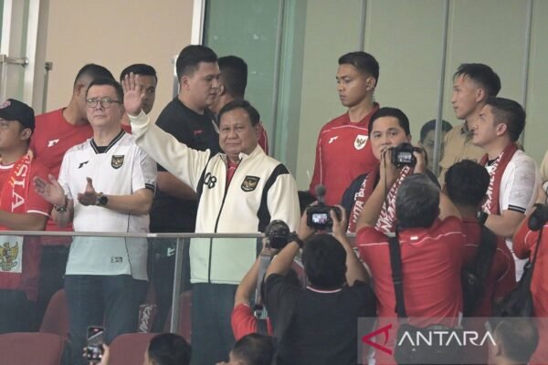 Berikut beberapa alternatif judul untuk "Presiden Prabowo hadir langsung dukung timnas di GBK":

1. "Presiden Prabowo Tunjukkan Dukungan Penuh di GBK untuk Timnas"
2. "Dukungan Nyata: Presiden Prabowo Saksikan Langsung Pertandingan Timnas di GBK"
3. "Presiden Prabowo Hadiri Laga Timnas Secara Langsung di GBK"
4. "Dengan Semangat, Presiden Prabowo Mendampingi Timnas di GBK"
5. "Presiden Prabowo Ramaikan Suasana di GBK dengan Dukungan untuk Timnas"

Silakan pilih atau modifikasi sesuai kebutuhan!