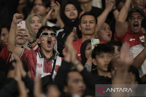 Tentu! Berikut beberapa alternatif judul yang bisa digunakan untuk "God Bless dan Judika Bakar Semangat Penggemar Indonesia":

1. "God Bless dan Judika: Membakar Semangat Penggemar Tanah Air"
2. "God Bless Bersama Judika: Api Semangat Penggemar Indonesia"
3. "Judika dan God Bless: Menghidupkan Jiwa Penggemar Indonesia"
4. "Gelora Semangat Indonesia: God Bless dan Judika di Panggung"
5. "Menggugah Semangat: Kolaborasi God Bless dan Judika untuk Indonesia"
6. "Energi Luar Biasa: God Bless dan Judika Menginspirasi Penggemar Indonesia"
7. "God Bless & Judika: Menyalakan Gairah Musik di Indonesia"

Silakan pilih atau modifikasi sesuai keinginan!