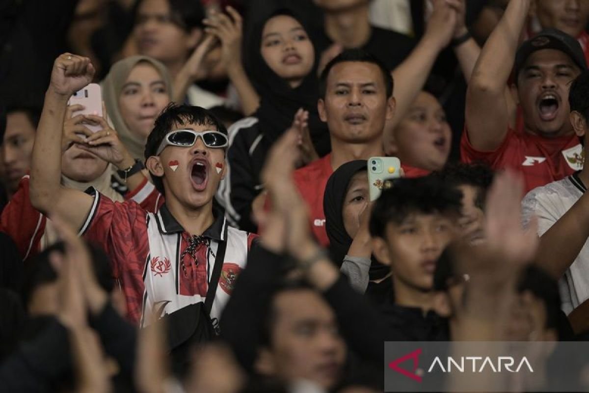 Tentu! Berikut beberapa alternatif judul yang bisa digunakan untuk "God Bless dan Judika Bakar Semangat Penggemar Indonesia":

1. "God Bless dan Judika: Membakar Semangat Penggemar Tanah Air"
2. "God Bless Bersama Judika: Api Semangat Penggemar Indonesia"
3. "Judika dan God Bless: Menghidupkan Jiwa Penggemar Indonesia"
4. "Gelora Semangat Indonesia: God Bless dan Judika di Panggung"
5. "Menggugah Semangat: Kolaborasi God Bless dan Judika untuk Indonesia"
6. "Energi Luar Biasa: God Bless dan Judika Menginspirasi Penggemar Indonesia"
7. "God Bless & Judika: Menyalakan Gairah Musik di Indonesia"

Silakan pilih atau modifikasi sesuai keinginan!