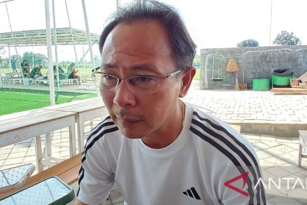 Berikut adalah beberapa alternatif judul untuk "Persik Bangun Konsistensi Pemain Saat Pertandingan":

1. "Persik Membangun Ketahanan Tim Selama Pertandingan"
2. "Konsistensi Peforma Pemain Persik Di Setiap Laga"
3. "Persik Fokus pada Kestabilan Permainan Tim dalam Pertandingan"
4. "Meningkatkan Konsistensi Tim: Fokus Persik di Setiap Pertandingan"
5. "Strategi Persik untuk Mewujudkan Konsistensi Pemain di Lapangan"
6. "Persik Optimalkan Kinerja Pemain untuk Pertandingan yang Lebih Konsisten"
7. "Menjaga Konsistensi: Langkah Persik di Setiap Pertandingan"
8. "Upaya Persik dalam Membangun Kedisiplinan Pemain Saat Bertanding"

Silakan pilih yang paling sesuai atau modifikasi sesuai kebutuhan!