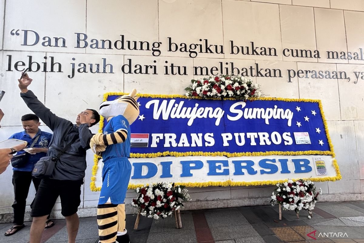 Persib Perkenalkan Bek Anyar Frans Putros dengan Karangan Bunga