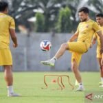 Here are some alternative titles for "Madura United bidik bek asing anyar asal Afrika":

1. "Madura United Targeting New African Defender"
2. "Madura United Eyes Fresh African Defensive Talent"
3. "Madura United Seeks New African Defender"
4. "Madura United Sets Sights on African Backline Reinforcement"
5. "Madura United Aims for New African Defensive Player"
6. "Madura United Pursues African Defender for Upcoming Season"
7. "Madura United in Search of New African Defensive Recruit"
8. "Madura United Looks to Strengthen Defense with African Player"
9. "Madura United Targets Promising African Defender"
10. "Madura United Eyes New Arrival from Africa for Defense"

Feel free to choose any of these or mix and match elements to create your preferred title!