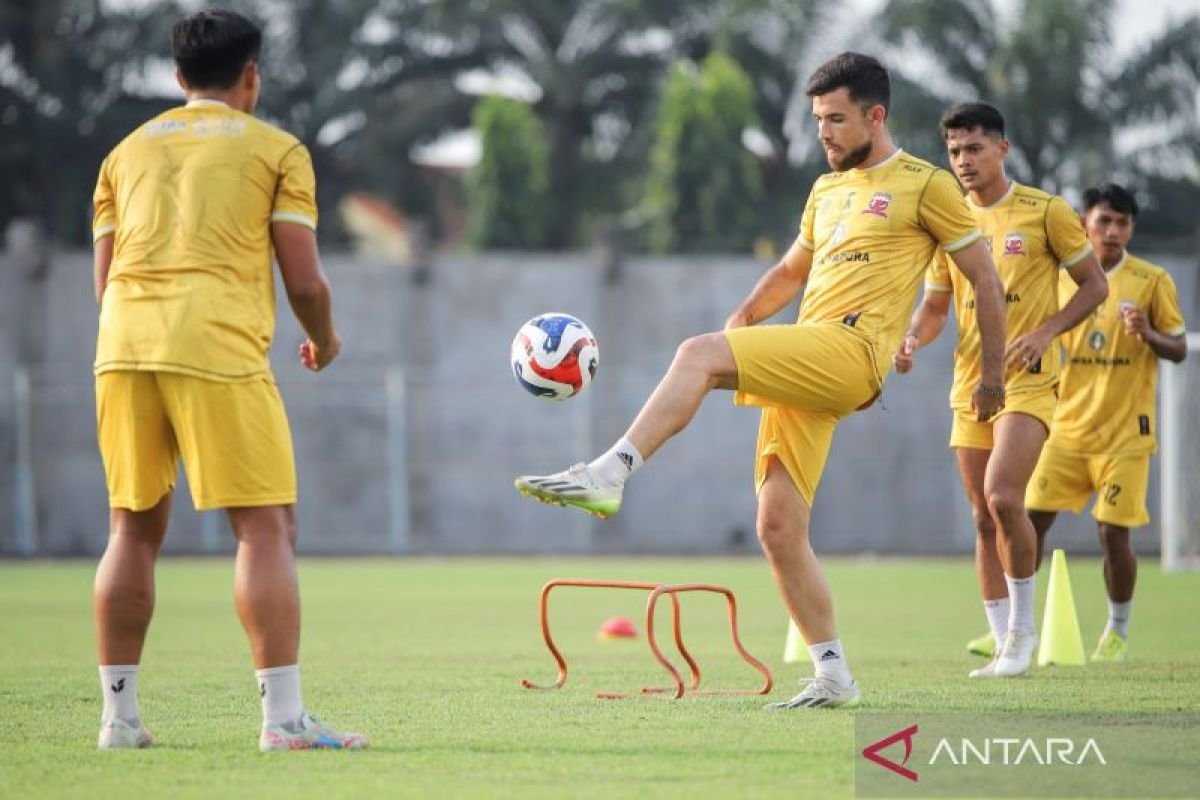 Here are some alternative titles for "Madura United bidik bek asing anyar asal Afrika":

1. "Madura United Targeting New African Defender"
2. "Madura United Eyes Fresh African Defensive Talent"
3. "Madura United Seeks New African Defender"
4. "Madura United Sets Sights on African Backline Reinforcement"
5. "Madura United Aims for New African Defensive Player"
6. "Madura United Pursues African Defender for Upcoming Season"
7. "Madura United in Search of New African Defensive Recruit"
8. "Madura United Looks to Strengthen Defense with African Player"
9. "Madura United Targets Promising African Defender"
10. "Madura United Eyes New Arrival from Africa for Defense"

Feel free to choose any of these or mix and match elements to create your preferred title!