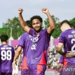 Tentu! Anda dapat menggunakan judul alternatif berikut untuk "Williams Lugo: Player of the Match":

1. "Williams Lugo: Bintang Pertandingan"
2. "Williams Lugo: Pemain Terbaik di Lapangan"
3. "Williams Lugo: Pahlawan Pertandingan"
4. "Williams Lugo: Sang Juara"
5. "Williams Lugo: Bintang Malam Ini"

Silakan pilih salah satu atau gunakan sebagai inspirasi untuk membuat judul lainnya!