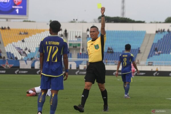 Pelatih Arema Menyalahkan Wasit atas Kekalahan dari Borneo
