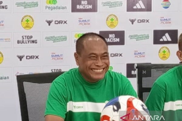 Berikut beberapa alternatif judul untuk "PSMS Benahi Lini Pertahanan Agar Lebih Solid":

1. "PSMS Memperkuat Lini Pertahanan untuk Performa yang Lebih Solid"
2. "Perbaikan Lini Pertahanan PSMS Demi Stabilitas Tim"
3. "Transformasi Lini Pertahanan PSMS: Menuju Pertahanan yang Kuat"
4. "PSMS Fokus pada Penguatan Lini Pertahanan untuk Hasil Maksimal"
5. "Strategi PSMS: Memperkokoh Pertahanan untuk Kesuksesan Tim"
6. "Lini Pertahanan PSMS: Membangun Fondasi yang Solid untuk Kompetisi"
7. "PSMS: Optimalisasi Lini Pertahanan untuk Keberhasilan di Lapangan"
8. "Membangun Pertahanan Kokoh: Langkah PSMS Menuju Kemenangan"

Semoga salah satu dari judul tersebut sesuai dengan yang Anda cari!