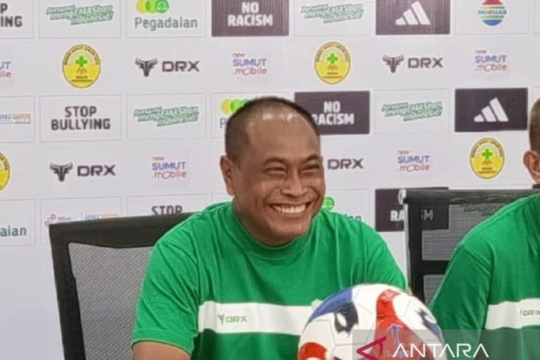 Berikut beberapa alternatif judul untuk "PSMS Benahi Lini Pertahanan Agar Lebih Solid":

1. "PSMS Memperkuat Lini Pertahanan untuk Performa yang Lebih Solid"
2. "Perbaikan Lini Pertahanan PSMS Demi Stabilitas Tim"
3. "Transformasi Lini Pertahanan PSMS: Menuju Pertahanan yang Kuat"
4. "PSMS Fokus pada Penguatan Lini Pertahanan untuk Hasil Maksimal"
5. "Strategi PSMS: Memperkokoh Pertahanan untuk Kesuksesan Tim"
6. "Lini Pertahanan PSMS: Membangun Fondasi yang Solid untuk Kompetisi"
7. "PSMS: Optimalisasi Lini Pertahanan untuk Keberhasilan di Lapangan"
8. "Membangun Pertahanan Kokoh: Langkah PSMS Menuju Kemenangan"

Semoga salah satu dari judul tersebut sesuai dengan yang Anda cari!