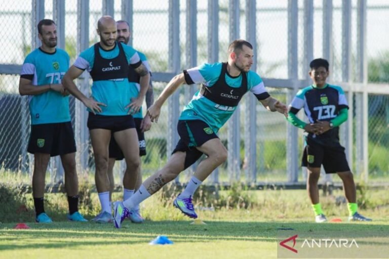 Berikut adalah beberapa alternatif judul untuk “Eduardo Perez Tak Risau Mihailo Perovic Belum Tampil Tajam”:

1. “Eduardo Perez Tenang Meski Mihailo Perovic Belum Memancarkan Ketajaman”
2. “Tidak Khawatir, Eduardo Perez Tanggapi Penampilan Mihailo Perovic”
3. “Eduardo Perez: Penampilan Belum Tajam, Tak Jadi Masalah”
4. “Mihailo Perovic Belum Optimal, Eduardo Perez Tetap Yakin”
5. “Eduardo Perez: Keyakinan Tetap Pada Mihailo Perovic Meski Belum Tajam