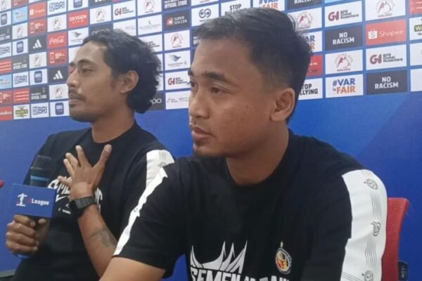 Here are some alternative title suggestions for "Semen Padang optimistis curi poin di Ternate":

1. "Semen Padang Yakin Raih Poin di Ternate"
2. "Optimisme Semen Padang Mengincar Poin di Ternate"
3. "Semen Padang Percaya Diri Curi Poin di Ternate"
4. "Semen Padang Targetkan Poin Penting di Ternate"
5. "Optimisme Semen Padang: Misi Poin di Ternate"
6. "Semen Padang Siap Curi Poin dari Ternate"
7. "Keyakinan Semen Padang untuk Kemenangan di Ternate"
8. "Semen Padang Bertekad Curi Poin Saat Bertandang ke Ternate" 

Feel free to modify any of these suggestions to better fit your needs!