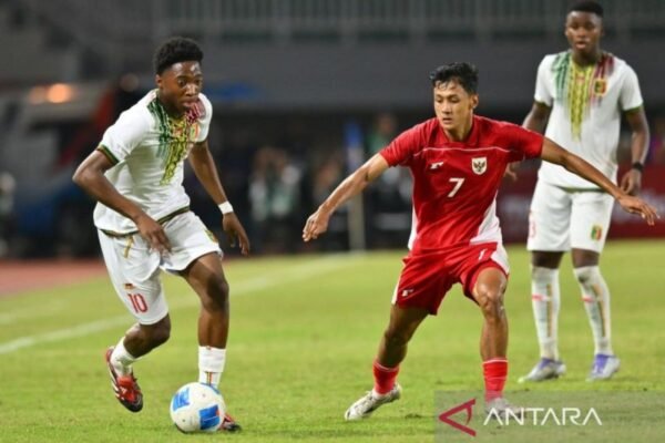 Berikut adalah beberapa alternatif judul untuk "Indra Sjafri Tak Ingin Timnya Disamakan dengan Tim Gerald Vanenburg":

1. "Indra Sjafri Menolak Perbandingan antara Timnya dan Tim Gerald Vanenburg"
2. "Indra Sjafri: Tim Kami Berbeda dengan Tim Gerald Vanenburg"
3. "Indra Sjafri Tegaskan Identitas Timnya Tak Sama dengan Tim Gerald Vanenburg"
4. "Kepala Pelatih Indra Sjafri Inginkan Keunikan Timnya, Bukan Perbandingan dengan Gerald Vanenburg"
5. "Indra Sjafri Ditegaskan: Tim Kami Berbeda dari Gerald Vanenburg"

Silakan pilih sesuai kebutuhan!