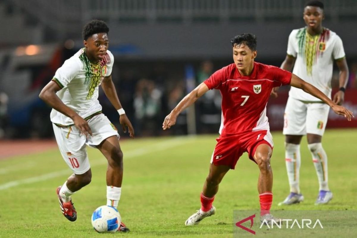 Berikut adalah beberapa alternatif judul untuk "Indra Sjafri Tak Ingin Timnya Disamakan dengan Tim Gerald Vanenburg":

1. "Indra Sjafri Menolak Perbandingan antara Timnya dan Tim Gerald Vanenburg"
2. "Indra Sjafri: Tim Kami Berbeda dengan Tim Gerald Vanenburg"
3. "Indra Sjafri Tegaskan Identitas Timnya Tak Sama dengan Tim Gerald Vanenburg"
4. "Kepala Pelatih Indra Sjafri Inginkan Keunikan Timnya, Bukan Perbandingan dengan Gerald Vanenburg"
5. "Indra Sjafri Ditegaskan: Tim Kami Berbeda dari Gerald Vanenburg"

Silakan pilih sesuai kebutuhan!