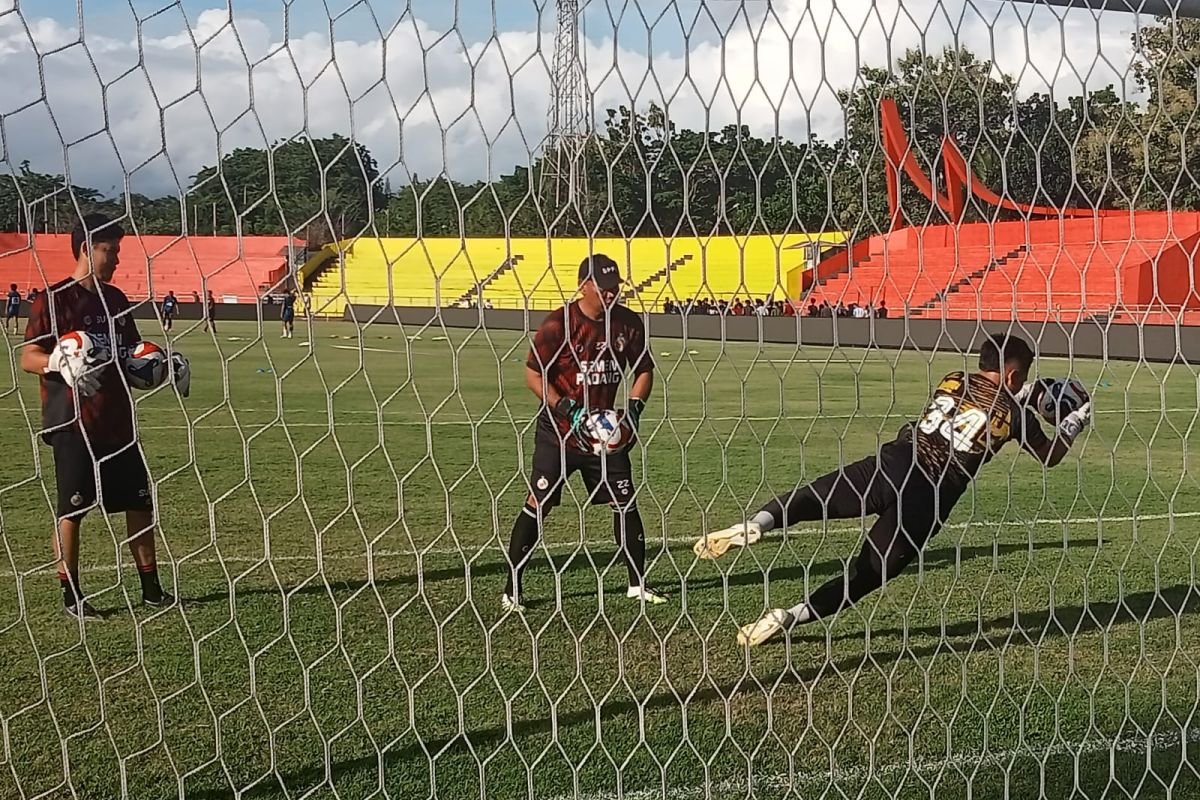 Here are some alternative titles for "Semen Padang Usung Misi Bangkit pada Laga Setelah Jeda Kompetisi":

1. "Semen Padang: Mengincar Kebangkitan di Laga Pascajeda"
2. "Misi Kebangkitan Semen Padang dalam Pertandingan Setelah Jeda"
3. "Semen Padang Siap Bergairah Kembali Setelah Jeda Kompetisi"
4. "Kebangkitan Semen Padang: Tantangan Usai Jeda Kompetisi"
5. "Semen Padang Berambisi Bangkit di Laga Pasca Jeda"
6. "Menggugah Semangat: Misi Semen Padang Setelah Jeda Pertandingan"
7. "Semen Padang: Strategi Kebangkitan di Tengah Paruh Musim"
8. "Membangkitkan Aura Semen Padang Setelah Jeda Kompetisi"

Feel free to choose any of these options or mix and match elements to create your own!